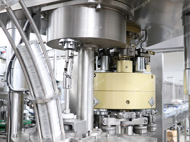 carbonated can filling and sealing machine with zero-dead-angle modular design